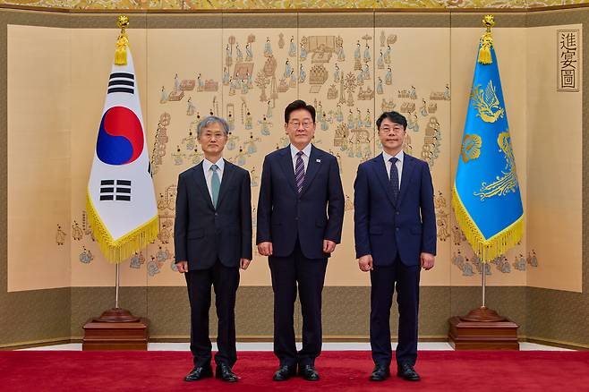 이재명 대통령이 지난 21일 청와대에서 김성수 대법관에게 임명장을 수여한 후 기념촬영을 하고 있다. 왼쪽은 조희대 대법원장. /청와대 제공