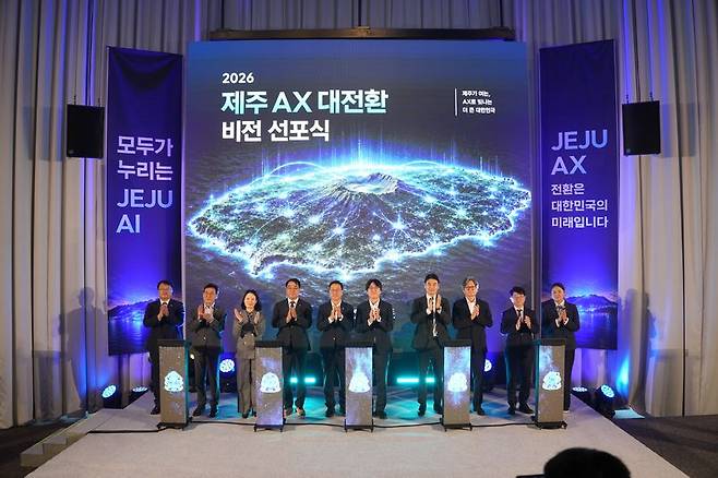 지난 11일 제주시 카카오 스페이스 닷 원에서 열린 ‘2026 제주 AX 대전환 비전 선포식’에서 위성곤 제주도지사와 하정우 대통령 직속 국가인공지능전략위원회 부위원장 등 참석자들이 비전 선포 퍼포먼스 후 박수를 치고 있다. 위 지사는 이날 하정우 부위원장에게 글로벌 AI 허브 제주 조성과 4대 과학기술원-제주 연합캠퍼스, 국가 GPU 인프라 제주 우선 배분 등을 정부 지원과제로 건의했다. 사진=제주특별자치도 제공