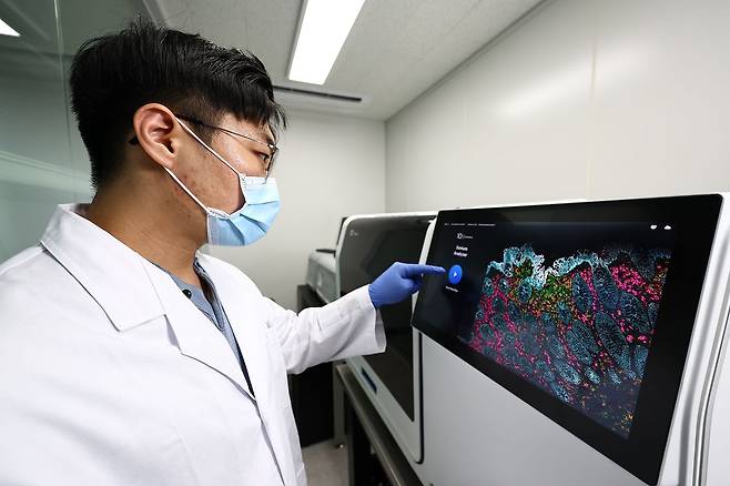 서울 성동구 성수동 포트래이 본사에서 이 회사 연구원이 인공지능(AI)으로 환자 암 조직에서 유전자가 어디에 얼마나 나타나는지 보여주는 '공간전사체' 데이터를 분석하고 있다. 김종호 기자
