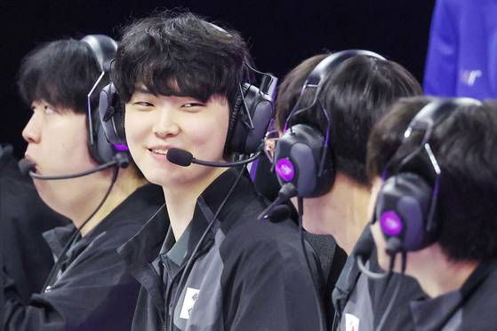 2022 항저우 아시안게임 e스포츠 경기 리그 오브 레전드(LoL) 대한민국과 중국의 준결승전에서 대한민국 쵸비(정지훈)가 밝은 표정을 짓고 있다. 왼쪽부터 최우제, 서진혁, 정지훈, 박재혁, 류민석. 뉴스1
