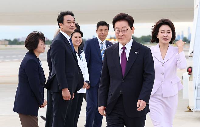 이재명 대통령과 김혜경 여사가 21일(현지시간) 유엔 총회 참석을 위해 미국 뉴욕 JFK 공항에 도착하고 있다. 뉴스1