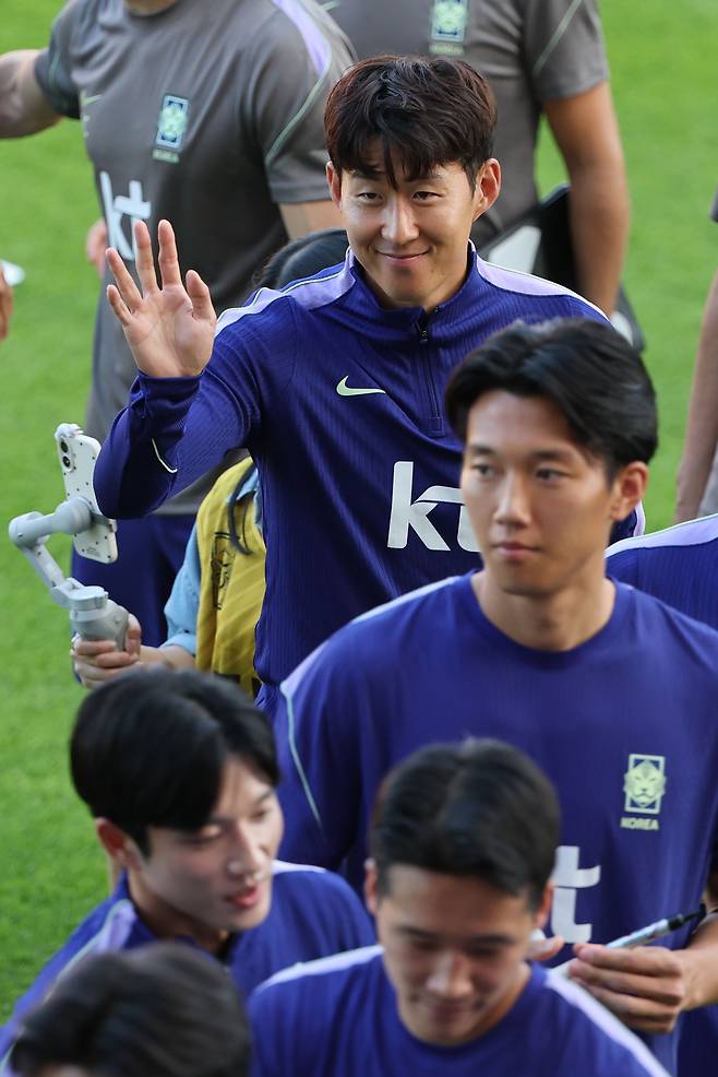'모레노호' 축구대표팀에 합류한 손흥민이 22일 충남 천안시 코리아풋볼파크에서 열린 오픈트레이닝데이 행사에서 팬들에게 인사하고 있다. 연합뉴스