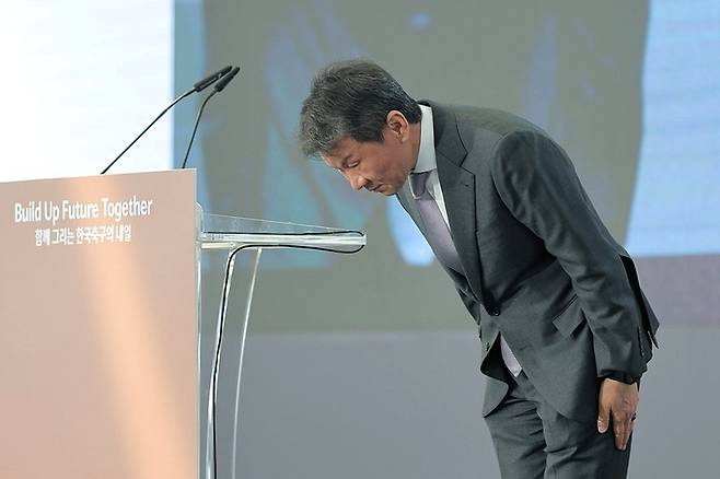 ▲ 정몽규 대한축구협회장이 4월 7일 충남 천안 코리아풋볼파크에서 열린 공식 개관식에서 기념사를 마친 뒤 인사하고 있다. 연합뉴스