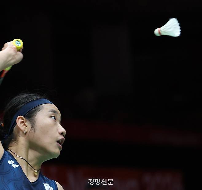 안세영이 22일 일본 아이치현 이치노미야 시립체육관에서 열린 2026 아이치·나고야 아시안게임 배드민턴 여자단체 8강전 첫 경기에서 말레이시아 레차나 카투파테반을 상대로 스매싱을 날리고 있다. 2026.9.22. 나고야|강윤중 선임기자