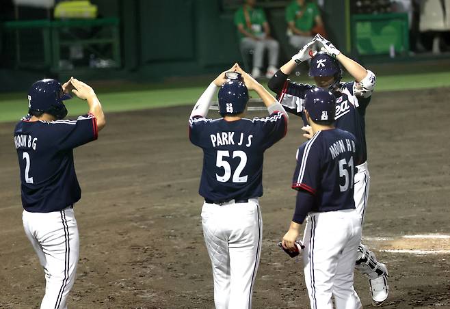 22일 일본 아이치현 도요하시 시민구장에서 열린 2026 아이치·나고야 아시안게임 야구 B조 조별리그 2차전 대한민국과 홍콩의 경기. 3회 초 2사 만루 상황 홈런을 친 한국 8번 조형우가 더그아웃에서 동료의 환영을 받고 있다. 연합뉴스