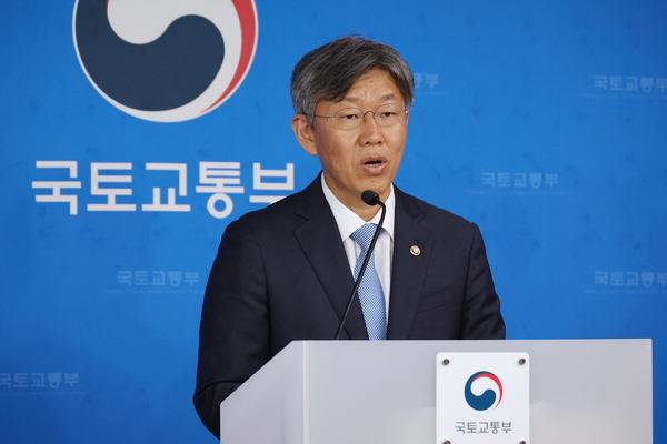 김이탁 국토교통부 1차관이 지난 21일 정부세종청사에서 ‘두텁고 촘촘한 주거복지’ 실현을 위한 주거안정플랜을 발표하고 있다. 연합뉴스