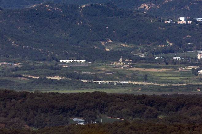 8일 경기도 파주시 접경지역에서 바라본 서부전선 비무장지대(DMZ) ⓒ연합뉴스