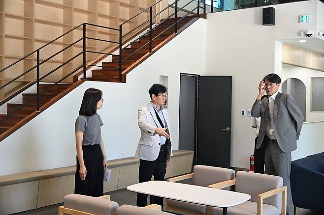  22일 최훈식 장수군수가 장수군 청년활력센터를 방문해 시설내부를 살피고 있다. ⓒ장수군 제공