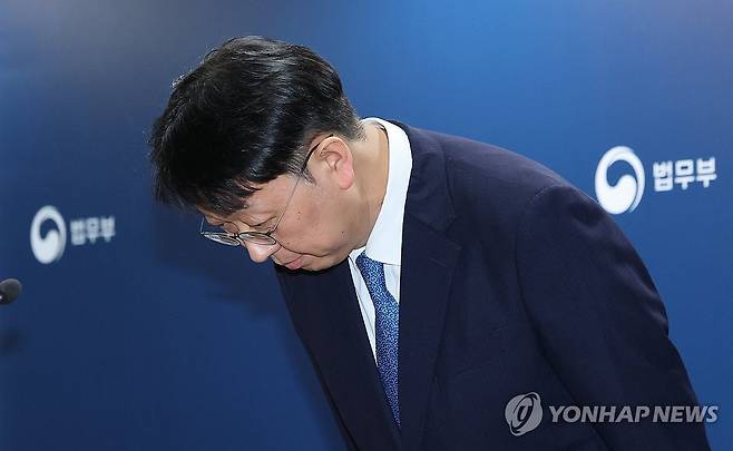 인사하는 이응철 검찰국장 (과천=연합뉴스) 이진욱 기자 = 이응철 법무부 검찰국장이 22일 경기도 정부과천청사 법무부에서 공소청 직제안 관련 브리핑에 앞서 인사하고 있다. 2026.9.22 cityboy@yna.co.kr