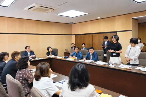 '치매가 있어도, 없어도 살던 지역에서 안심하고 사는 마을'을 만들어 온 일본 오무타시청에서 연수 참가자들이 오무타시장과 관계자들을 만나 지역사회 돌봄 경험을 듣고 있다. / 사진=연수팀 제공