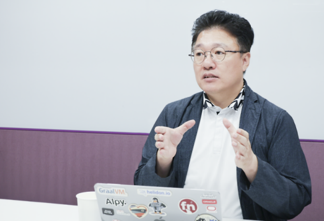 양 CAIO는 LLM을 ‘1차 AI 혁명’, 피지컬 AI를 ‘2차 AI 혁명’으로 표현했다. 전자가 언어와 지식의 세계에서 인간과 AI의 관계를 바꿨다면 후자는 제조·물류·로봇처럼 실제 산업현장에서 AI가 물리적 행동으로 가치를 만들어내는 단계라는 의미다. (사진=크라우드웍스)