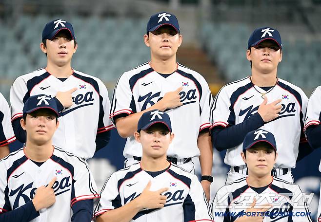 15일 고척스카이돔에서 열린 2026 아이치-나고야 아시안게임 야구대표팀의 공식 훈련. 단체 사진 촬영에 나선 오원석, 소형준, 최준용, 김지찬, 김영우, 최민석이 포즈를 취하고 있다. 고척=허상욱 기자wook@sportschosun.com/2026.09.15/