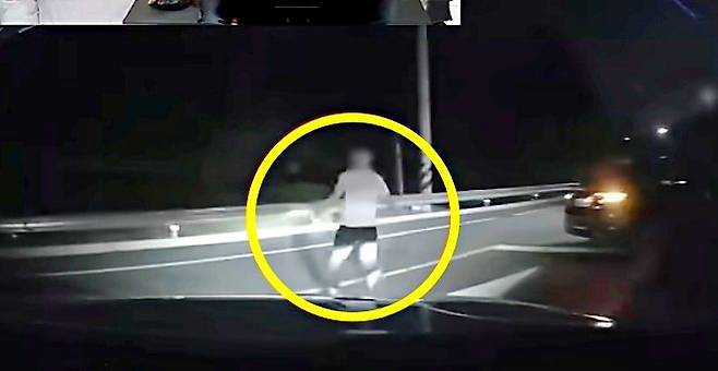 경기도 이천에서 한 차량이 다른 차량을 가로막고 위협하는 사건이 발생했다. 사진은 당시 상황이 담긴 블랙박스 영상 캡처. 유튜브 채널 '한문철TV'