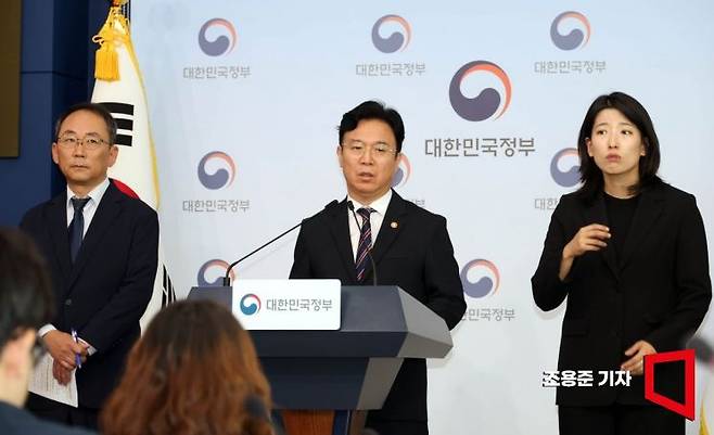 김영훈 고용노동부 장관이 15일 서울 종로구 정부서울청사에서 '메가특구 특별법 관련 사회적 대화 제안' 브리핑을 하고 있다. 2026.9.15 조용준 기자