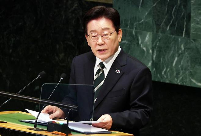 이재명 대통령이 22일(현지 시간) 미국 뉴욕 유엔 본부에서 열린 제81차 유엔 총회에서 기조연설을 하고 있다. 뉴욕=뉴시스
