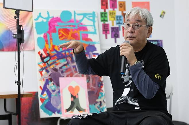 지난 17일 서울 마포구 ‘망원정X’에서 ‘햇볕의 농부들’ 상영회가 끝난 뒤 오바라 히로야스 감독이 영화에 대해 이야기하고 있다. 하인리히뵐재단 동아시아사무소 제공