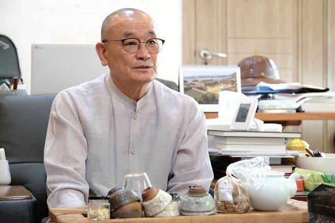 19일 완주 송광사에서 한국경제신문과 인터뷰하는 법진 스님 / ⓒjiseok jo