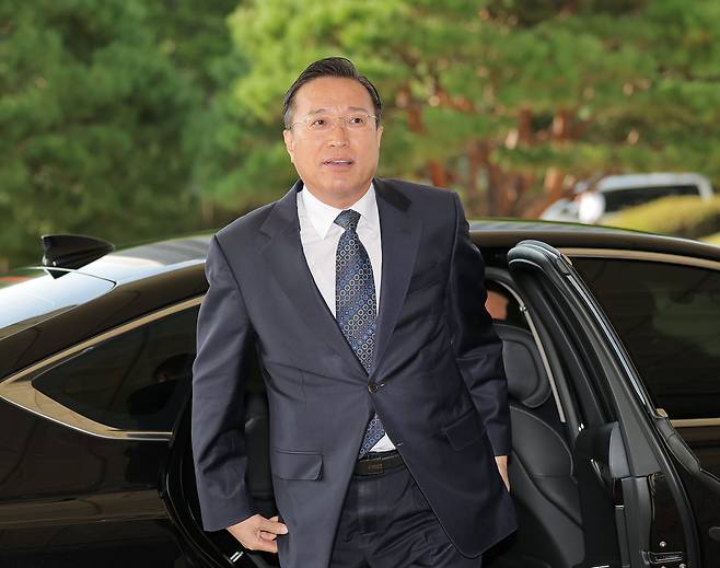 검찰총장 직무대행을 맡는 이정현 신임 대검찰청 차장이 23일 서울 서초구 대검찰청에 첫 출근을 하고 있다. 연합뉴스