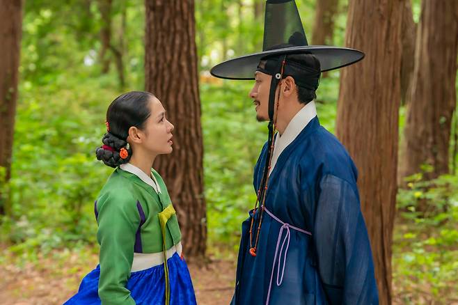 넷플릭스 시리즈 <스캔들>의 주인공 ‘조씨 부인’(손예진·왼쪽)과 ‘조원’(지창욱). 넷플릭스 제공