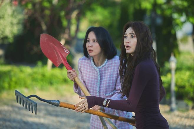 쿠팡플레이 시리즈 <지금 불륜이 문제가 아닙니다>의 주연 김혜수(오른쪽)와 조여정. 쿠팡플레이 제공
