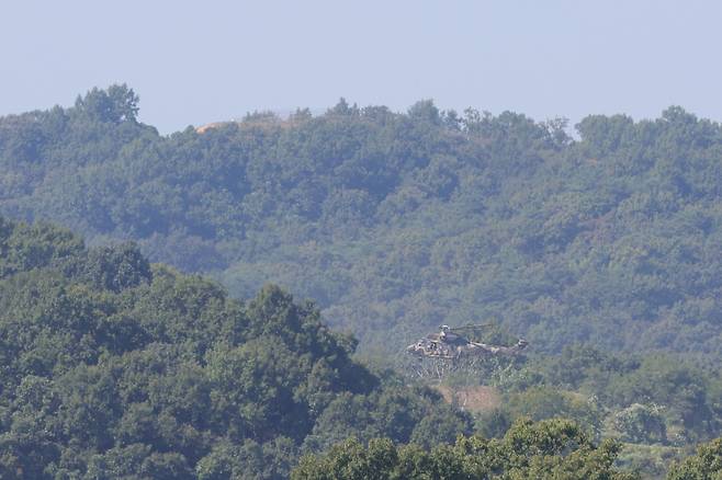 22일 오후 경기도 파주시 서부전선 비무장지대(DMZ) 남방한계선 상공에서 수리온 헬기가 이동하고 있다. 연합뉴스
