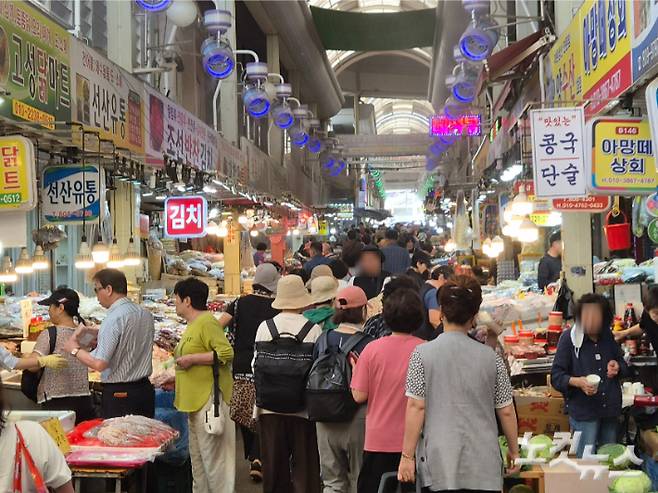 23일 낮 부산 부산진구 부전시장이 명절을 앞두고 장을 보러 온 손님들로 붐비고 있다. 정혜린 기자