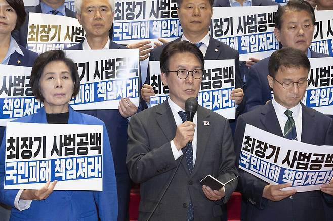 더불어민주당 김민석 대표가 조희대 대법원장이 대법관 재제청을 거부한 22일 국회에서 열린 규탄대회에서 조 대법원장을 강력히 규탄하는 발언을 하고 있다. ⓒ연합뉴스