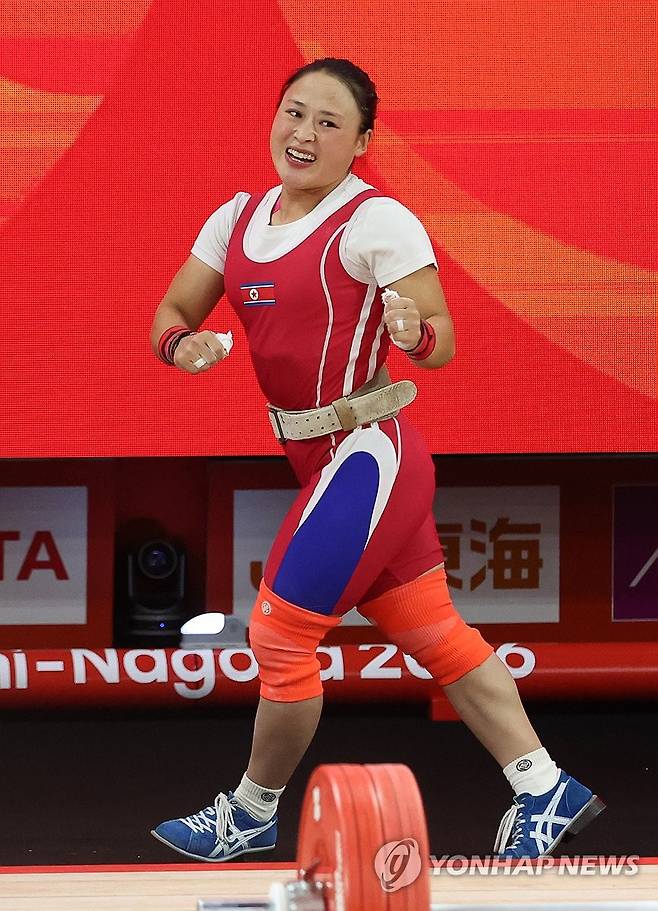 세계 신기록으로 금메달 획득하는 북한 리성금 (나고야=연합뉴스) 김동민 기자 = 23일 일본 나고야 중소기업진흥회관에서 열린 2026 아이치·나고야 아시안게임 역도 여자 49㎏ 결승에서 북한 리성금이 용상 2차 시기에서 121kg을 들어 올리며 세계 신기록을 달성한 뒤 기뻐하고 있다. 2026.9.23 image@yna.co.kr