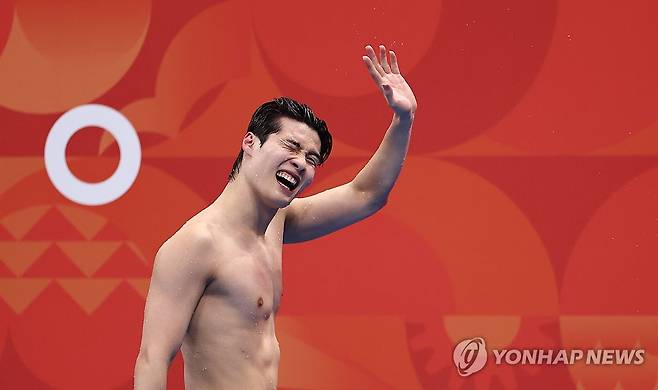 200m 자유형 은메달 획득한 황선우 (도쿄=연합뉴스) 윤동진 기자 = 23일 도쿄 아쿠아틱스 센터에서 열린 2026 아이치·나고야 아시안게임 수영 남자 200m 개인 자유형 결승. 1:44.62초로 2위를 기록하며 은메달을 획득한 황선우가 인사하며 경기장을 나서고 있다. 2026.9.23 mon@yna.co.kr