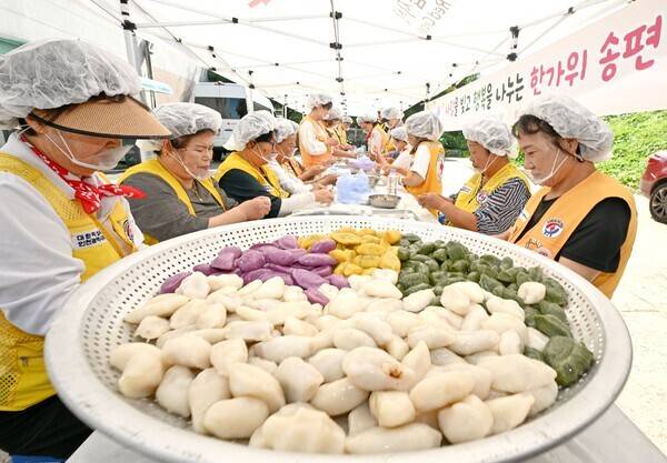 추석 명절을 앞두고 21일 인천시 연수구 대한적십자사 인천지사에서 제물포구지회 봉사원들이 취약계층 노인들에게 전달할 송편을 만들며 분주하게 움직이고 있다. 이진우 기자 ljw@kihoilbo.co.kr