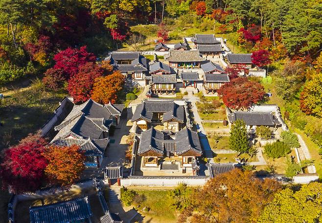 유네스코 세계문화 유산 중 하나인 안동 도산서당의 건축물들은 퇴계 이황의 가르침을 본받아 전체적으로 간결, 검소하게 꾸며져 있다. 경북도 제공