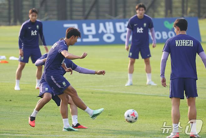 한국 축구대표팀 선수들이 23일 충남 천안시 서북구 코리아풋볼파크에서 열린 공식훈련에서 훈련을 하고 있다. 대표팀은 24일 에콰도르(수원)와 맞대결을 시작으로 28일 우루과이(서울), 10월 2일 베네수엘라(울산), 10월 6일 우즈베키스탄(용인)과 차례로 경기한다. 2026.9.23 ⓒ 뉴스1 김영운 기자