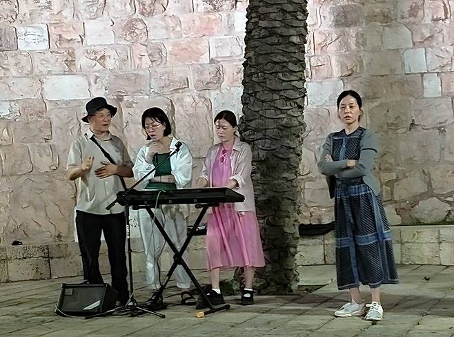 이스라엘 예루살렘에서 진행된 버스킹 찬양 예배 장면. 양종현 목사 제공