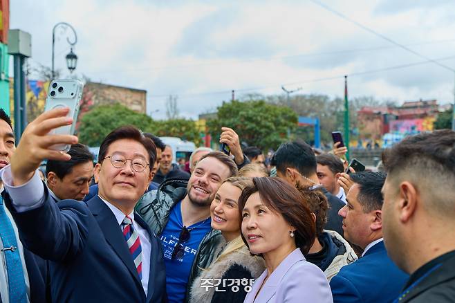 아르헨티나를 공식방문중인 이재명 대통령과 김혜경 여사가 지난 8월 1일(현지시간) 부에노스아이레스 보카지구를 방문해 현지인들과 인사하고 있다. 이준헌 기자