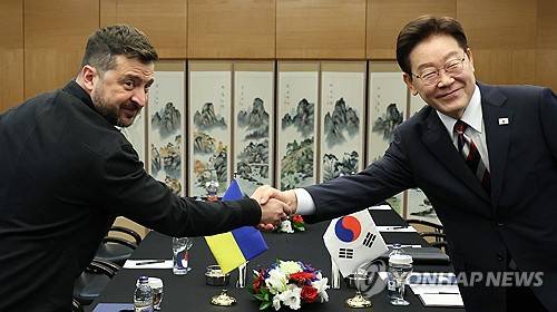 이재명 대통령과 젤렌스키 대통령
(앙카라=연합뉴스) 김도훈 기자 = 이재명 대통령과 볼로디미르 젤렌스키 우크라이나 대통령이 8일(현지시간) 튀르키예 앙카라 한 호텔에서 정상회담에 앞서 악수하고 있다. 2026.7.8 superdoo82@yna.co.kr