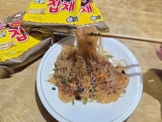 조리를 마친 오뚜기 ‘옛날잡채’. 당면 사이로 당근과 목이버섯, 청경채 등 건더기가 눈에 띈다. (사진=한전진 기자)