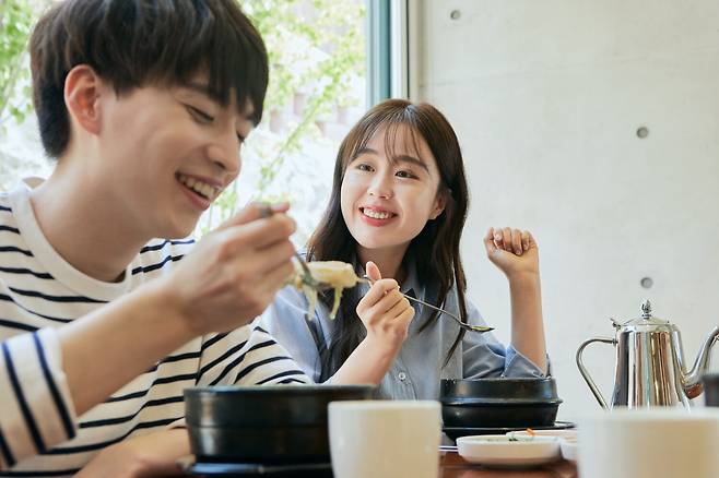 젊은 남녀가 환한 표정으로 함께 식사를 하고 있다. 연인과 함께 밥을 먹으면 식후 혈당이 15% 더 낮고, 높아진 혈당도 더 빨리 정상으로 돌아온다는 흥미로운 연구 결과가 나왔다. 이런 사회적 생리 현상은 다른 상황에서도 나타났다. 사진=게티이미지뱅크