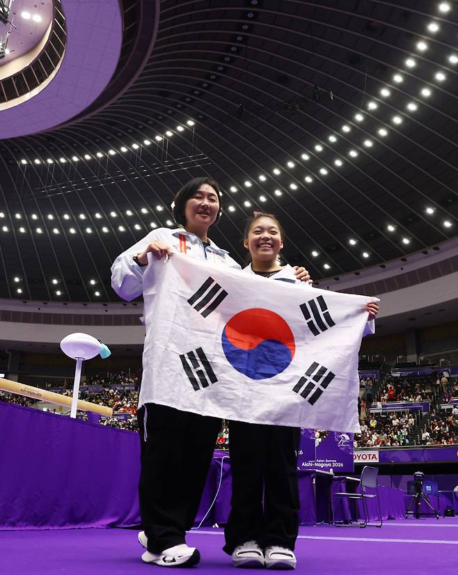 민아영 여자체조 대표팀 감독과 황서현이 태극기를 들고 평균대 금메달을 기뻐하는 모습. <저작권자(cREUTERS/) 연합뉴스, 무단 전재-재배포, AI 학습 및 활용 금지>