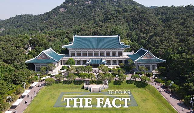 청와대는 25일(현지시간) 우크라이나 북한군 포로 송환과 관련해 "처음부터 지금까지 당사자의 자유의사, 국내법과 국제법, 인도주의 원칙에 따라 조용하고, 신속하고, 원만하게, 안전하게 처리한다는 원칙"이라고 밝혔다 /박헌우 기자
