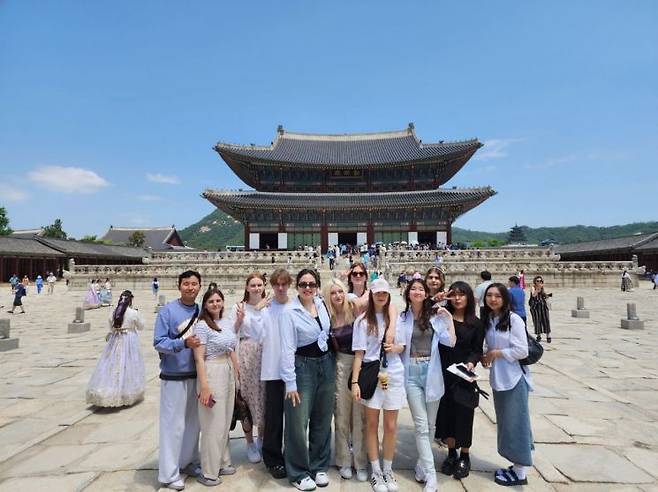 외국인 관광객들이 서울 종로구 경복궁 근정전 앞에서 기념사진을 찍고 있다. 지난해 경복궁을 찾은 외국인 관람객은 278만3998명으로 전년보다 37.3% 증가했다. 아시아경제DB