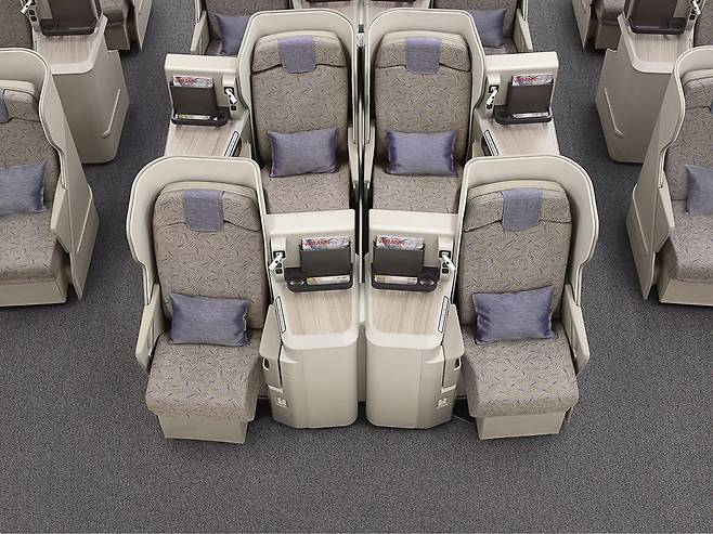 아시아나항공이 A380 도입 초기에 운영했던 비즈니스 좌석. 최신 비즈니스석과 비교하면 매우 단순한 구조지만 그래도 여러가지 편의 장비들이 달려 있습니다. 동아일보DB