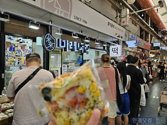 지난 23일 오전 11시 서울 강서구 까치산시장 내 피자설기를 파는 떡집 앞에 웨이팅 줄이 길게 늘어서 있다. /사진=박수빈 기자