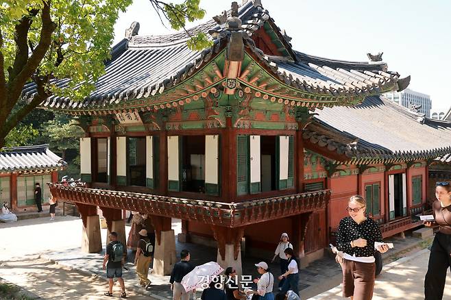 서울 종로구 창덕궁을 찾은 관광객들이 조선시대 왕세자의 교육 공간이었던 성정각 일대를 관람하고 있다. 성정각 누각 ‘희우루’는 이번에 일반에 처음으로 개방되었다. 정지윤 선임기자