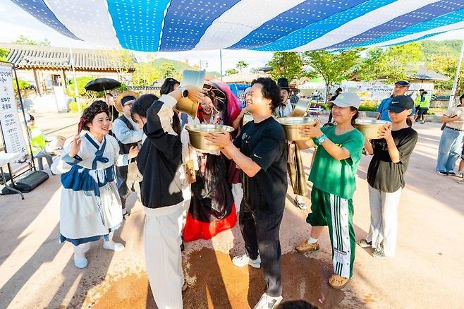 지난해 축제에서 방문객들이 물동이를 들고 겨루는 프로그램에 참여하고 있다. 사진=한국관광공사 제공