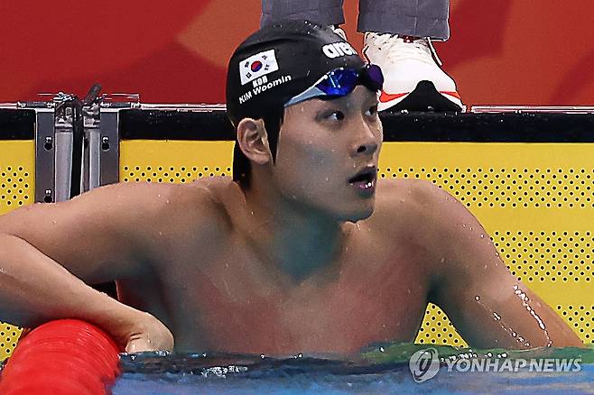 김우민 모자 착용한 김영범 (도쿄=연합뉴스) 윤동진 기자 = 24일 도쿄 아쿠아틱스 센터에서 열린 2026 아이치·나고야 아시안게임 수영 남자 400m 자유형 계영 결승. 경기를 마친 대한민국 김영범이 김우민이 모자를 착용한 채 숨을 고르고 있다. 2026.9.24 mon@yna.co.kr