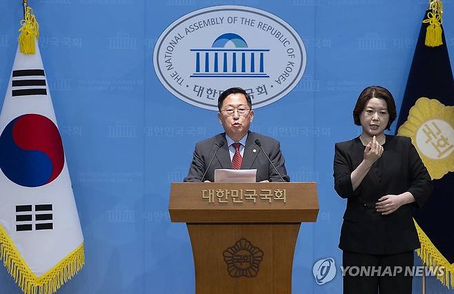 DMZ 작전 중 지뢰 폭발 사고 진실 공개 촉구하는 유용원 의원 (서울=연합뉴스) 황광모 기자 = 국회 국방위원회 위원인 국민의힘 유용원 의원이 21일 국회 소통관에서 이날 최전방인 육군 25사단 비무장지대(DMZ) 작전 중에 발생한 지뢰 폭발 사고와 관련해 정부와 군 당국의 신속하고 투명한 진실 공개를 촉구하는 기자회견을 하고 있다.
유 의원은 회견에서 "정통한 소식통에 따르면, 오늘 폭발사고 발생 지역이 북한군이 지난해부터 올해 초 사이에 MDL 남쪽에 조성한 지뢰지대 인근"이라며 "오늘 사고가 북한군이 매설한 지뢰에 의한 것인지, 과거부터 있던 미확인 지뢰인지 철저한 확인"이 필요하다고 밝혔다. 2026.9.21 hkmpooh@yna.co.kr
