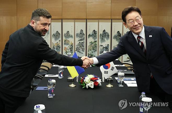 이재명 대통령과 젤렌스키 대통령 (앙카라=연합뉴스) 김도훈 기자 = 이재명 대통령과 볼로디미르 젤렌스키 우크라이나 대통령이 8일(현지시간) 튀르키예 앙카라 한 호텔에서 정상회담에 앞서 악수하고 있다. 2026.7.8 superdoo82@yna.co.kr