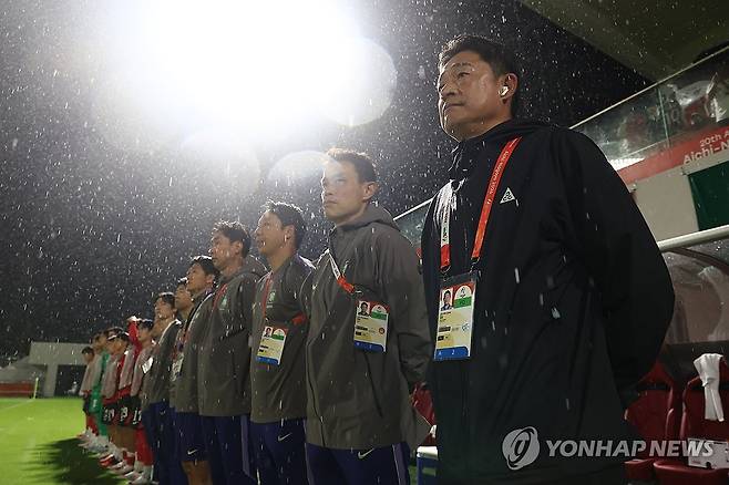 경기 시작 기다리는 이민성 감독 (나고야=연합뉴스) 윤동진 기자 = 15일 일본 나고야 미즈호 공원 럭비경기장에서 열린 2026 아이치·나고야 아시안게임 남자 축구 D조 1차전 대한민국 대 카타르의 경기에 앞서 한국 이민성 감독과 코치진들이 도열해 있다. 2026.9.15 mon@yna.co.kr
