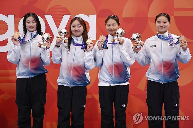 여자 혼계영, 경영 마지막 경기에서 동메달 합작 (도쿄=연합뉴스) 윤동진 기자 = 25일 도쿄 아쿠아틱스 센터에서 열린 2026 아이치·나고야 아시안게임 수영 여자 400m 혼계영에서 동메달을 딴 김승원, 박시은, 안세현, 허연경이 메달을 들어 보이고 있다. 2026.9.25 mon@yna.co.kr