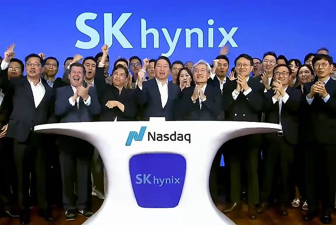 최태원 SK그룹 회장, 최재원 수석부회장, 곽노정 SK하이닉스 대표이사 등 경영진 및 임직원들이 10일 미국 뉴욕 나스닥 타워에서 주식예탁증서(ADR) 나스닥 시장 상장 세리머니를 하고 있다. (SK하이닉스 유튜브 캡쳐) 2026.7.10 ⓒ 뉴스1